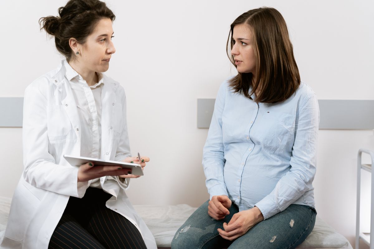 Mujer embarazada consultando con su dentista sobre salud bucal durante el embarazo